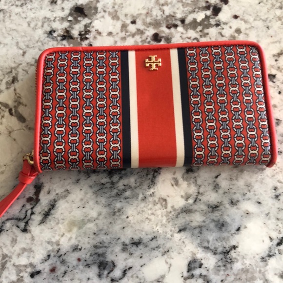Tory Burch Handbags - Tory Burch Gemini link zipper wallet